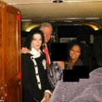 Bill Clinton é visto com o braço em volta de Michael Jackson. A dupla posa com uma mulher editada e Diana Ross