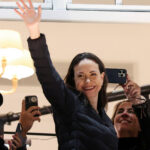 Vencedor do Prêmio Nobel da Paz, Machado cumprimenta apoiadores em Oslo