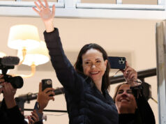 Vencedor do Prêmio Nobel da Paz, Machado cumprimenta apoiadores em Oslo Vencedor do Prêmio Nobel da Paz, Machado cumprimenta apoiadores em Oslo