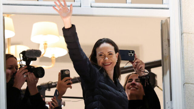 Vencedor do Prêmio Nobel da Paz, Machado cumprimenta apoiadores em Vencedor do Prêmio Nobel da Paz, Machado cumprimenta apoiadores em Oslo