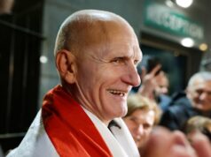 Vencedor do Prêmio Nobel da Paz, importantes figuras da oposição libertadas no acordo da Bielorrússia com os EUA Uma mulher segura uma antiga bandeira da Bielorrússia enquanto espera prisioneiros libertados na embaixada dos EUA em Vilnius, Lituânia.