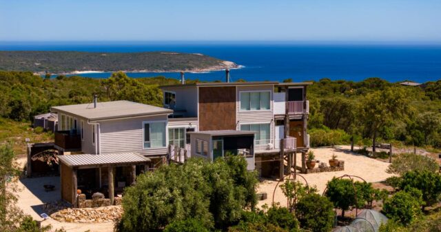 Vendedores relutantes colocam coração e alma na deslumbrante residência da Costa Sul
