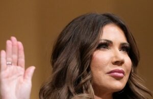 A deputada democrata Delia Ramirez inicia pressão de impeachment contra a secretária do DHS, Kristi Noem Ver: Kristi Noem testemunha perante o Comitê de Segurança Interna da Câmara