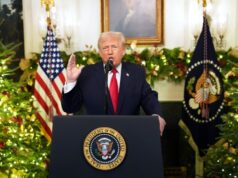 Verificação de fatos: Trump faz inúmeras afirmações falsas em comentários Verificação de fatos: Trump faz inúmeras afirmações falsas em comentários