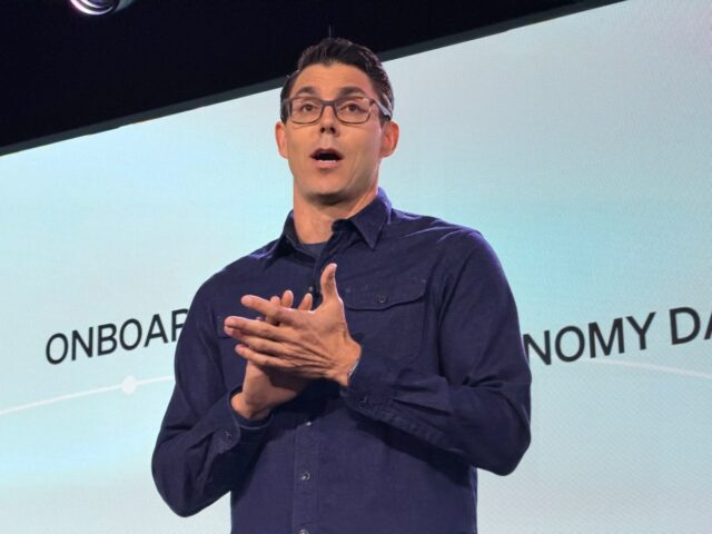 Viajando a bordo com a corrida de Rivian pela autonomia Viajando a bordo com a corrida de Rivian pela autonomia