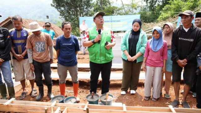 Vice-deputado do DPR Cucun constrói casa de realocação para vítimas de deslizamentos de terra em Bandung
