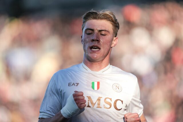 Rasmus Hojlund jogando contra o Bologna