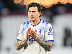 Victor Lindelof ultrapassa Jadon Sancho no Aston Villa enquanto Unai Emery elogia a ex-estrela ‘fantástica’ do Man Utd Victor Lindelof em ação pelo Aston Villa x West Ham.