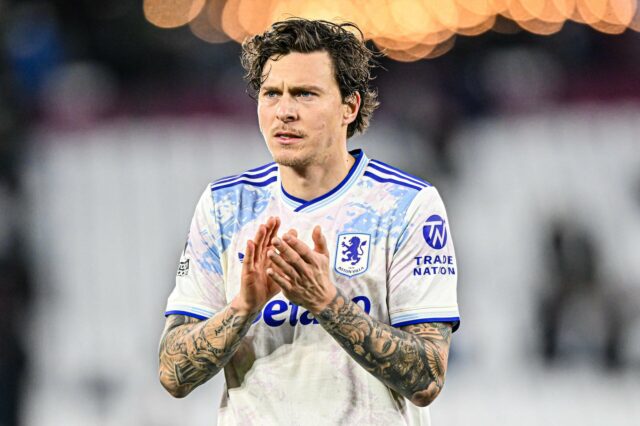 Victor Lindelof ultrapassa Jadon Sancho no Aston Villa enquanto Unai Victor Lindelof em ação pelo Aston Villa x West Ham.