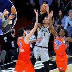 Victor Wembanyama nº 1 do San Antonio Spurs arremessa entre Chet Holmgren nº 7 e Cason Wallace nº 22 do Oklahoma City Thunder no quarto quarto de um jogo semifinal da Emirates NBA Cup na T-Mobile Arena em 13 de dezembro de 2025 em Las Vegas, Nevada.