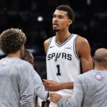 Victor Wembanyama exala confiança após papel raro no Spurs