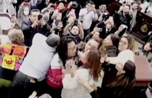 Vídeo: Políticos da Cidade do México brigam no Congresso Vídeo: Políticos da Cidade do México brigam no Congresso