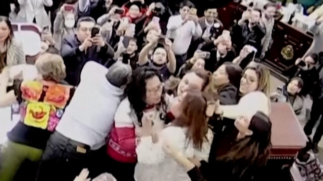 Vídeo: Políticos da Cidade do México brigam no Congresso
