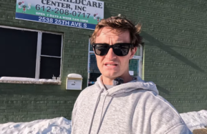 Vídeo de jovem jornalista expondo suposto esquema de fraude de bilhões de dólares em Minnesota se torna viral ‘como um incêndio’ Jogar