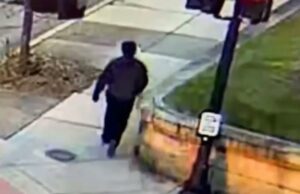 Vídeo mostra o primeiro vislumbre do suposto atirador que abriu fogo na Universidade Brown O clipe mostrava o suposto suspeito virando uma esquina após deixar a área onde ocorreu o tiroteio, na Brown University, em 13 de dezembro de 2025.