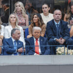 Lindsey Halligan fala enquanto o presidente Donald Trump assina ordens executivas no Salão Oval da Casa Branca, sexta-feira, 31 de janeiro de 2025, em Washington. (Foto AP/Evan Vucci)