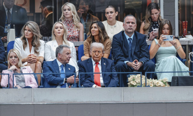 Vigilantes legais não morderão os advogados corruptos de animais de Lindsey Halligan fala enquanto o presidente Donald Trump assina ordens executivas no Salão Oval da Casa Branca, sexta-feira, 31 de janeiro de 2025, em Washington. (Foto AP/Evan Vucci)