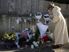 Vila francesa homenageia atriz de extrema direita Brigitte Bardot Vila francesa homenageia atriz de extrema direita Brigitte Bardot