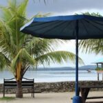 Os passaportes dos Akrams, mostrados na televisão nas Filipinas.