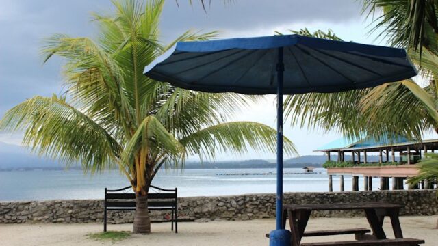 Os passaportes dos Akrams, mostrados na televisão nas Filipinas.