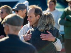 Vítima de ataque de tubarão em Lovers Point identificada pelo relógio, ‘faixa de tubarão’ no tornozelo Pessoas presentes no memorial de Erica Fox, 55, cofundadora do grupo de natação em águas abertas Kelp Krawlers, caminham ao longo da costa perto de onde Fox normalmente nadaria em Pacific Grove, Califórnia, no domingo, 28 de dezembro de 2025. O corpo de Fox foi recuperado por bombeiros em uma praia ao sul de Davenport ontem, uma semana depois que ela desapareceu enquanto nadava no domingo, 21 de dezembro, perto de Lovers Point, na época em que um avistamento de tubarão foi relatado. (Doug Duran/Grupo de Notícias da Bay Area)