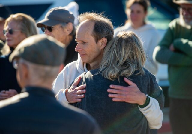 Pessoas presentes no memorial de Erica Fox, 55, cofundadora do grupo de natação em águas abertas Kelp Krawlers, caminham ao longo da costa perto de onde Fox normalmente nadaria em Pacific Grove, Califórnia, no domingo, 28 de dezembro de 2025. O corpo de Fox foi recuperado por bombeiros em uma praia ao sul de Davenport ontem, uma semana depois que ela desapareceu enquanto nadava no domingo, 21 de dezembro, perto de Lovers Point, na época em que um avistamento de tubarão foi relatado. (Doug Duran/Grupo de Notícias da Bay Area)