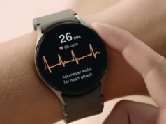 Você não encontrará um smartwatch Wear OS melhor por esse preço Samsung Galaxy Watch 7 em um suporte, mostrando a tela inicial com outros produtos Galaxy em segundo plano