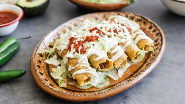 Um grande lado vermelho que diz "fechado" em todas as letras maiúsculas.