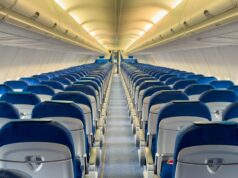 Você se sentaria ao lado de Trump em um avião? Gráfico fictício faz as pessoas pensarem A stock image showing an aisle view of an empty commercial aircraft.