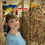 Voluntários fazem redes de camuflagem para o exército ucraniano