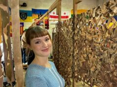 Voluntários fazem redes de camuflagem para o exército ucraniano Voluntários fazem redes de camuflagem para o exército ucraniano