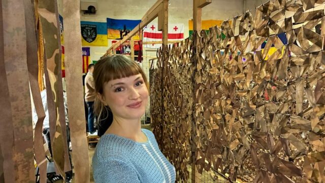 Voluntários fazem redes de camuflagem para o exército ucraniano
