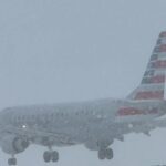 Voos cancelados porque o clima de neve forte causa caos nas viagens