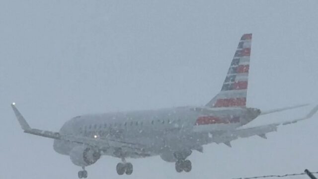 Voos cancelados porque o clima de neve forte causa caos nas viagens
