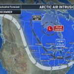 Uma mulher corre no meio de uma rua durante uma tempestade de neve.