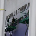 O nome de Donald Trump está afixado na fachada do Kennedy Center, em Washington, na sexta-feira.