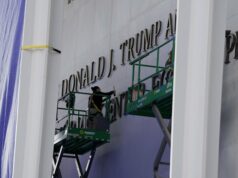 ‘Vou pegar uma picareta’: família Kennedy furiosa depois que Trump adiciona nome ao memorial O nome de Donald Trump está afixado na fachada do Kennedy Center, em Washington, na sexta-feira.