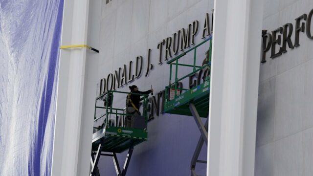 O nome de Donald Trump está afixado na fachada do Kennedy Center, em Washington, na sexta-feira.