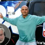 Craig Carton, um homem de cabelos e barba grisalhos, usando fones de ouvido e um moletom preto, falando ao microfone.