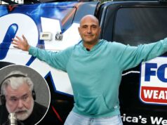 WFAN cortar o show de Sal Licata e Brandon Tierney para Craig Carton é um ‘erro horrível’: Don La Greca Craig Carton, um homem de cabelos e barba grisalhos, usando fones de ouvido e um moletom preto, falando ao microfone.