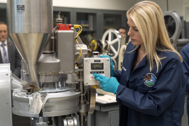 WTF concorda com Trump expandindo a definição de armas de Desenho animado de Mike Luckovich