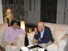 Walter Cronkite conversa com Jeffrey Epstein em novas fotos do lançamento do arquivo Jeffrey Epstein Walter Cronkite Departamento de Justiça