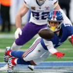 O wide receiver do New York Giants, Wan'Dale Robinson (17), faz uma recepção contra o free safety do Minnesota Vikings, Harrison Smith (22).