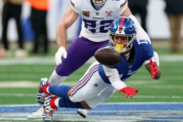 O wide receiver do New York Giants, Wan'Dale Robinson (17), faz uma recepção contra o free safety do Minnesota Vikings, Harrison Smith (22).