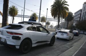 Waymo faz recall do software robotaxi devido a incidentes com ônibus escolar Waymo faz recall do software robotaxi devido a incidentes com ônibus escolar