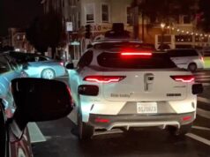 Waymo suspende o serviço em São Francisco enquanto o robotáxi paralisa durante o apagão Screenshot of Waymo vehicle stalled in San Francisco