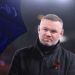 O ícone do Manchester United e da Inglaterra, Wayne Rooney, aplaude os torcedores após a partida da Premier League entre Everton e Southampton, no Goodison Park, em 2025, em Liverpool, Inglaterra.