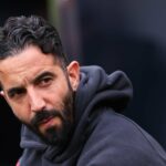 Bukayo Saka do Arsenal em ação com Matthew Shaw, Casemiro e Bruno Fernandes do Manchester United