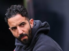 Wes Brown avalia que Ruben Amorim está prestes a mudar a posição de outro jogador do Man Utd Bukayo Saka do Arsenal em ação com Matthew Shaw, Casemiro e Bruno Fernandes do Manchester United