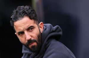 Wes Brown avalia que Ruben Amorim está prestes a mudar a posição de outro jogador do Man Utd Bukayo Saka do Arsenal em ação com Matthew Shaw, Casemiro e Bruno Fernandes do Manchester United